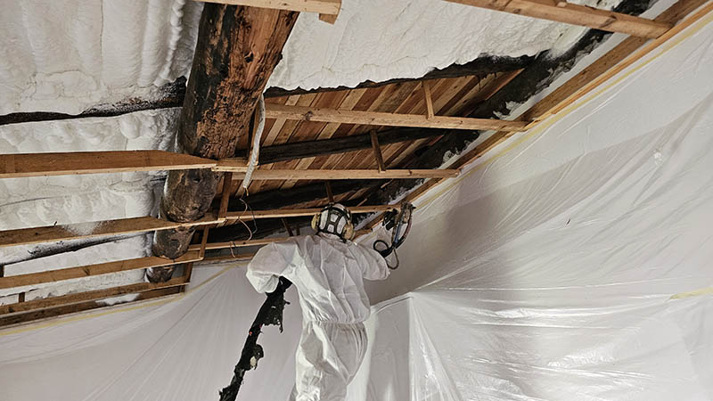 coibentare un tetto in  legno con la schiuma